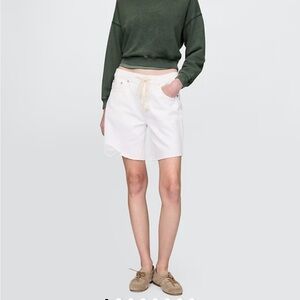 GAP 8" Mid Rise '90s Loose Denim Bermuda Shorts in off white, 33